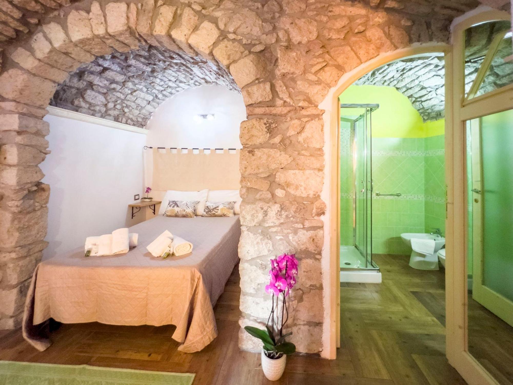 La Torre Del Pozzo Guest House 보사 외부 사진